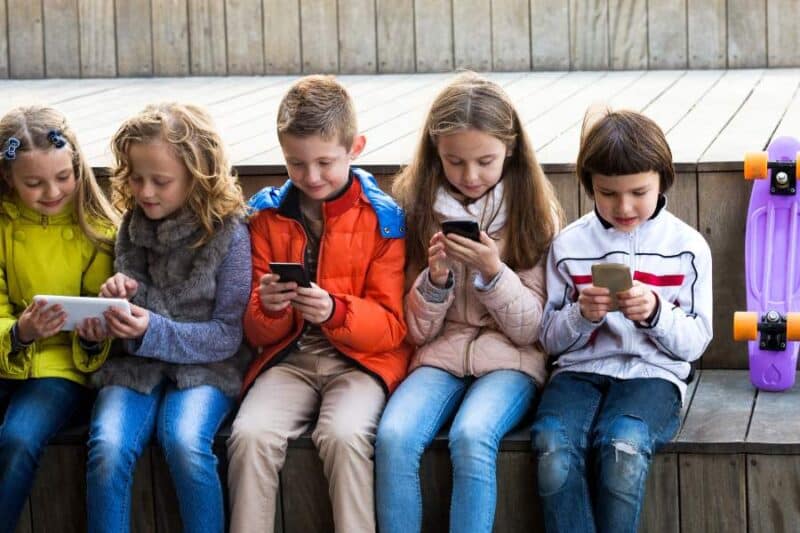 ¿A qué edad debe tener un móvil un niño? | Bosstel